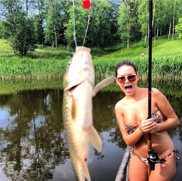 sexy_girls_make_fishing_less_boring_640_44.jpg