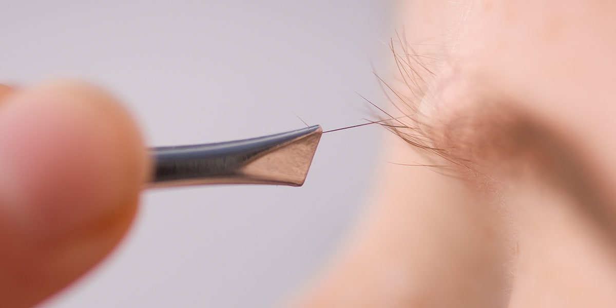 tweezer-pulling-hair-eyebrow.jpg