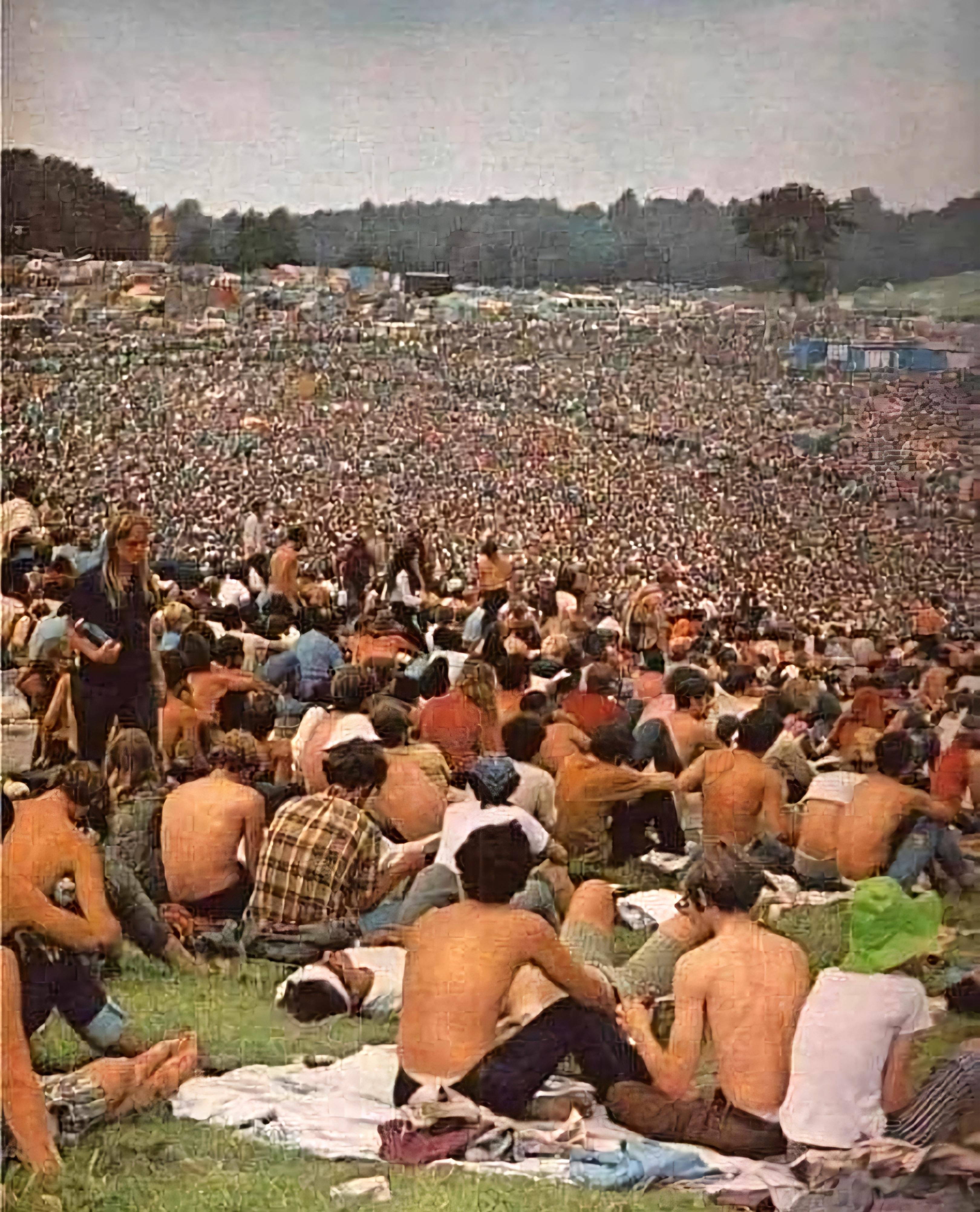 the-crowd-at-woodstock-1969-v0-sq04w3uaeasc1.jpeg