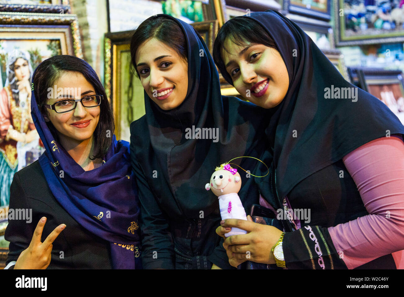 iran-central-iran-shiraz-young-iranian-women-W2C46Y.jpg