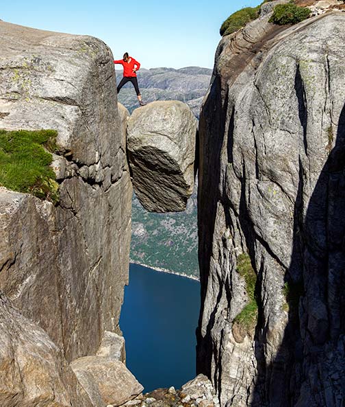 Kjeragbolten-boulder.jpg