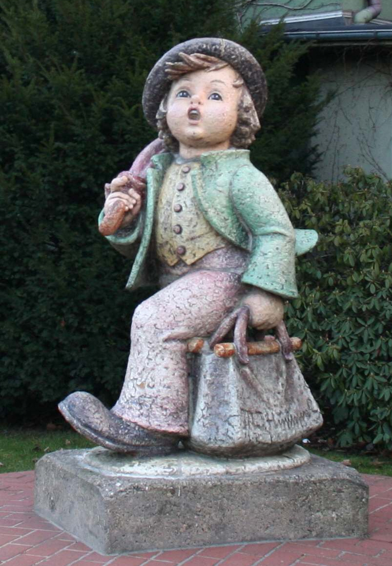 Porzellanfabrik-Goebel_Hummelfigur.jpg