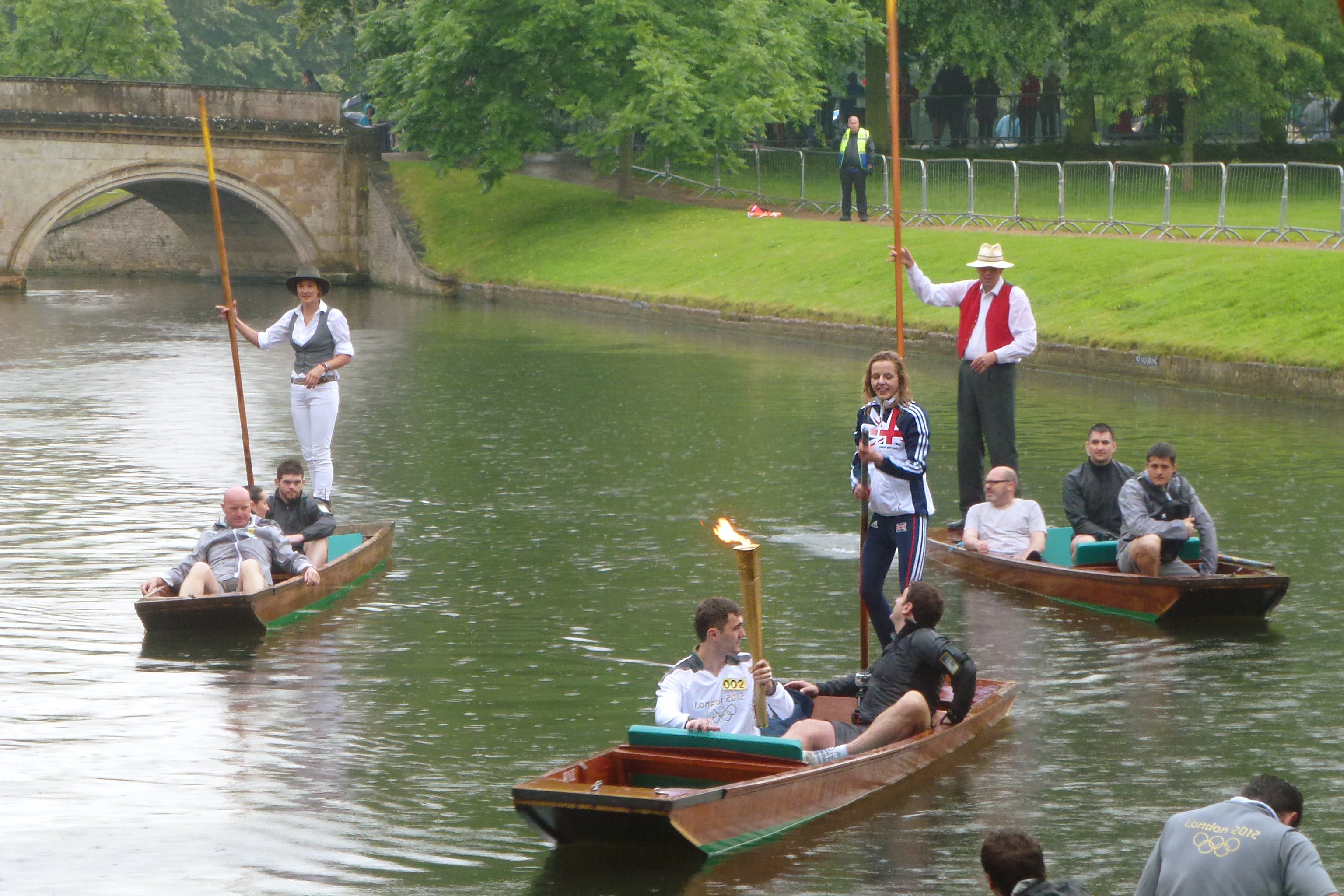 Cambridge_Olympic_torch_on_punt.jpg