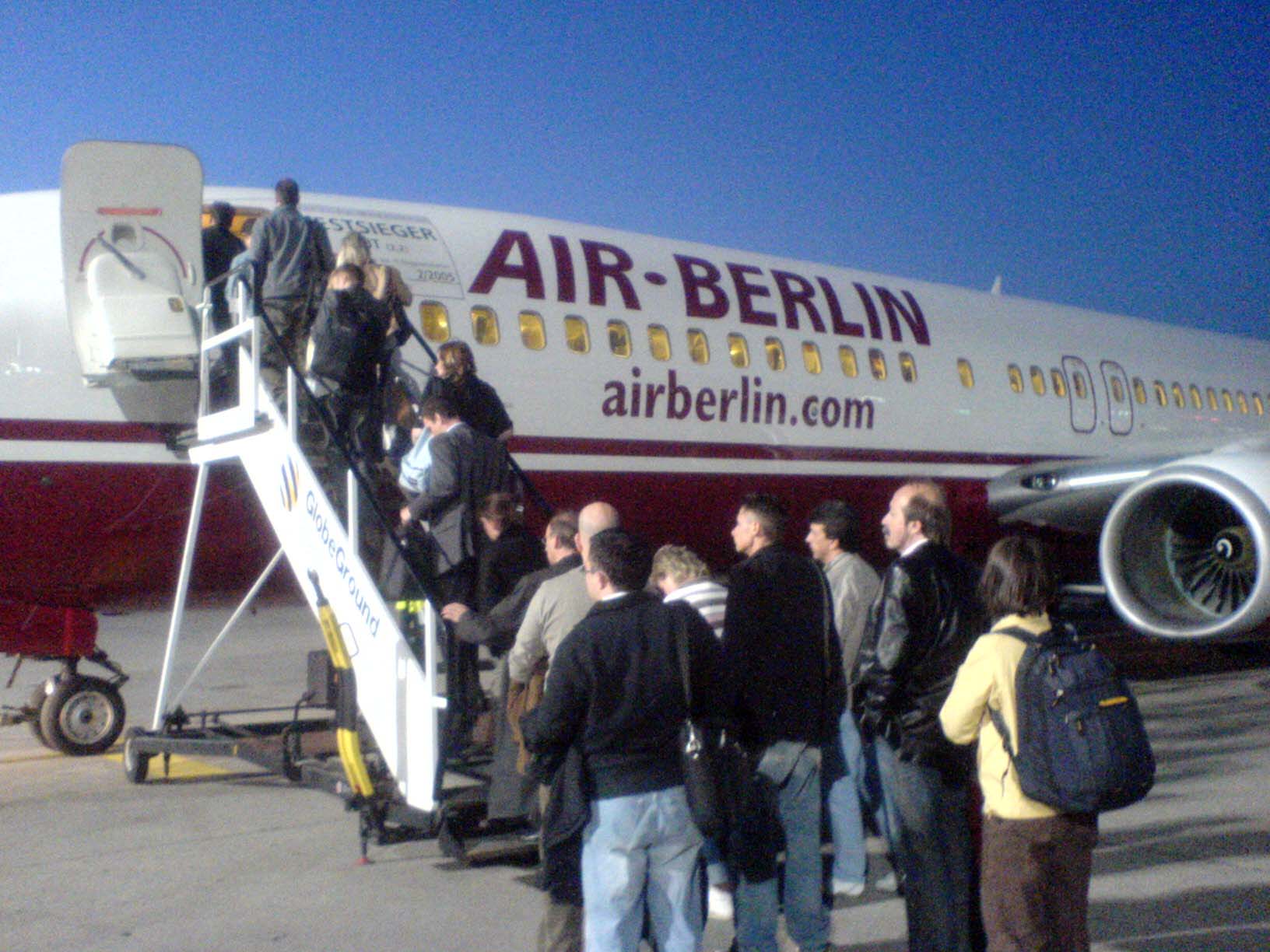 Air_Berlin_boarding_apron.JPG