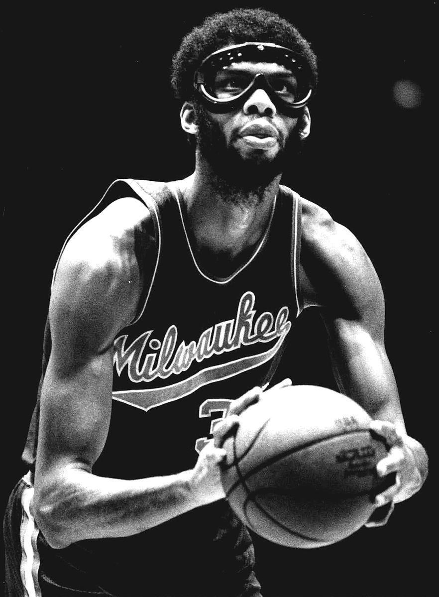 882px-kareem_abdul-jabbar_1974.jpeg