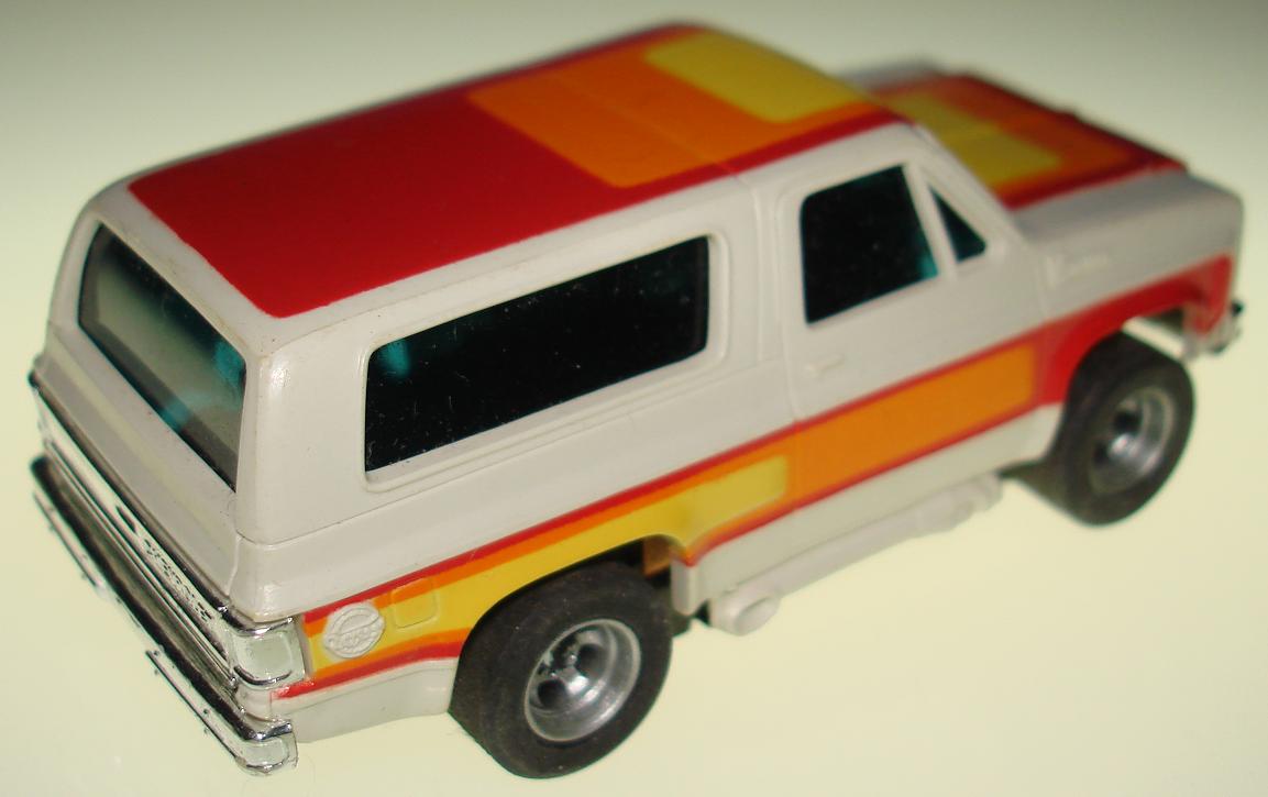 BOX_49_GROUP_12_ITEM_04_AURORA_AFX_WHITE_YELLOW_ORANGE_RED_CHEVROLET_BLAZER_SLOTCAR_TAILGATE_LARGE.JPG