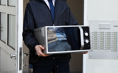 man-carrying-microwave-470x290.jpg