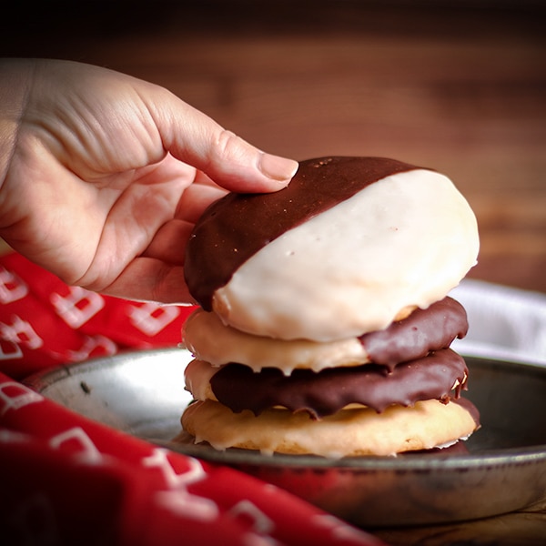 600-New-york-black-and-white-cookies-20.jpg