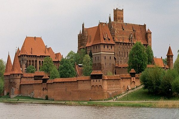 The-Top-10-Largest-Brick-Buildings-in-the-World-Based-on-Ground-Size-1-600x400.jpg