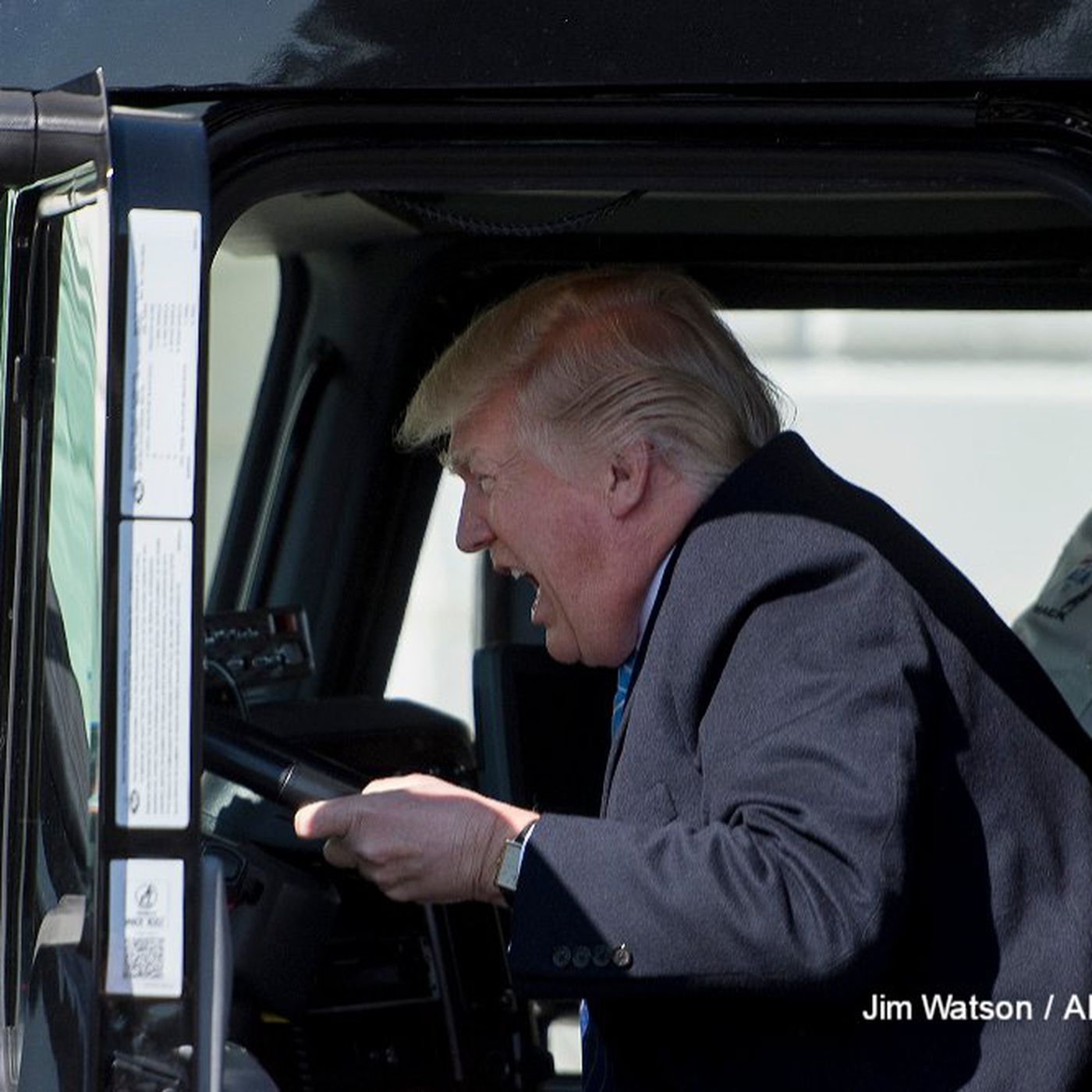 Donald_Trump_truck.0.jpg