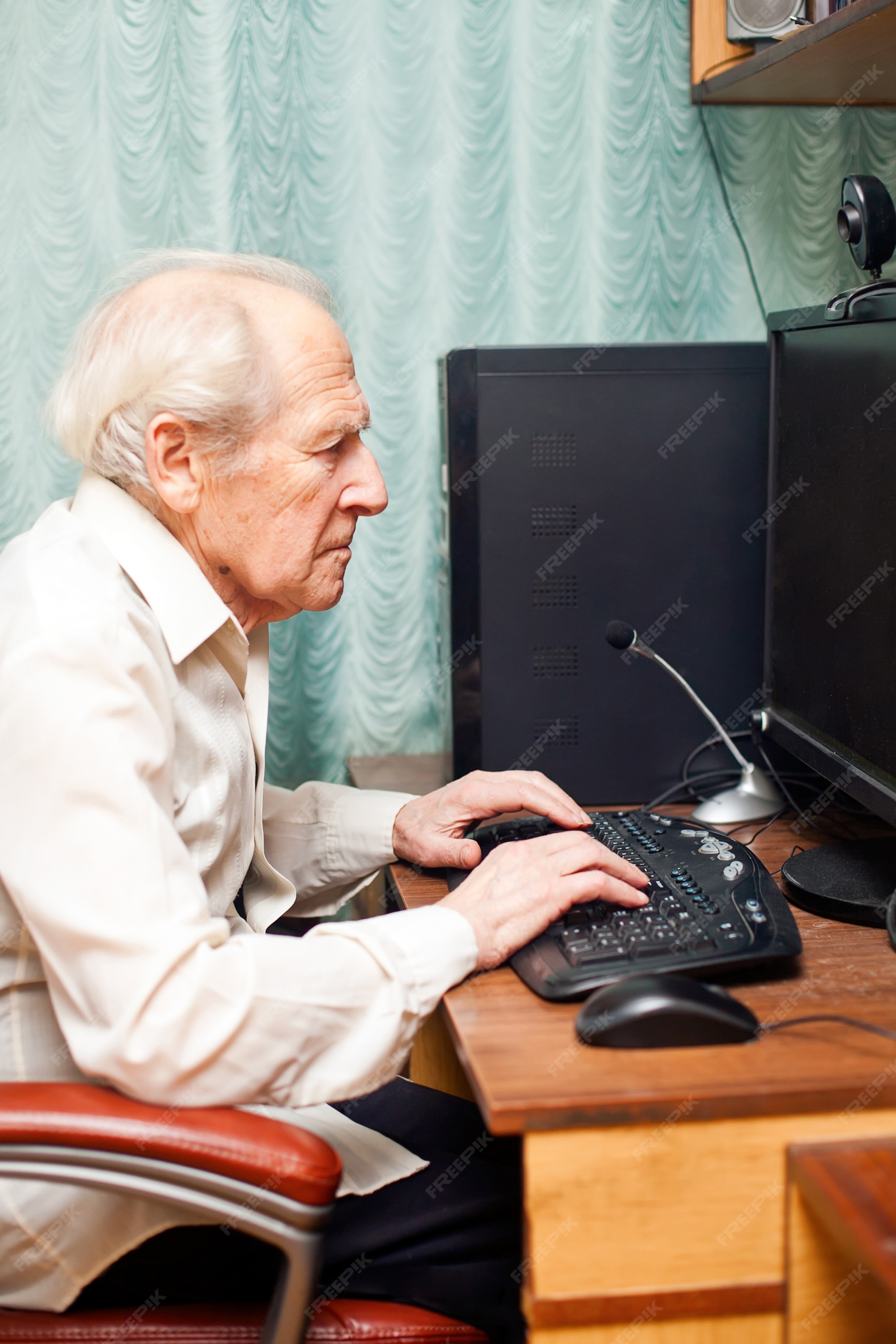 old-man-working-computer_167689-1164.jpg