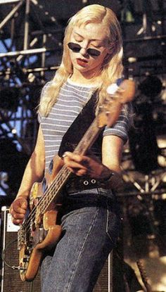 49fbef79d2b853f08ff9548ffcd9570a--female-bassist-darcy-wretzky.jpg