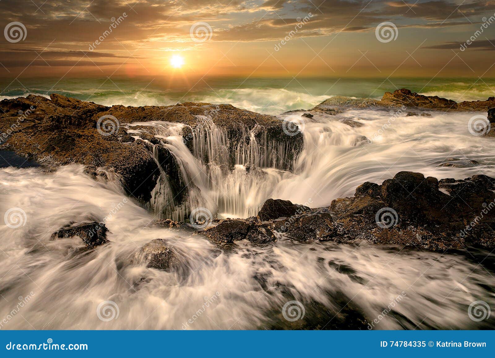 water-spout-thors-well-oregon-coast-reverse-74784335.jpg