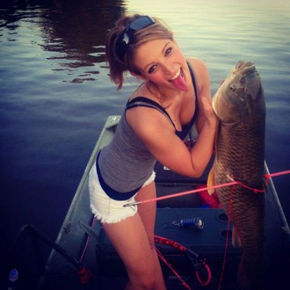 24-Hot-girls-fishing.jpg