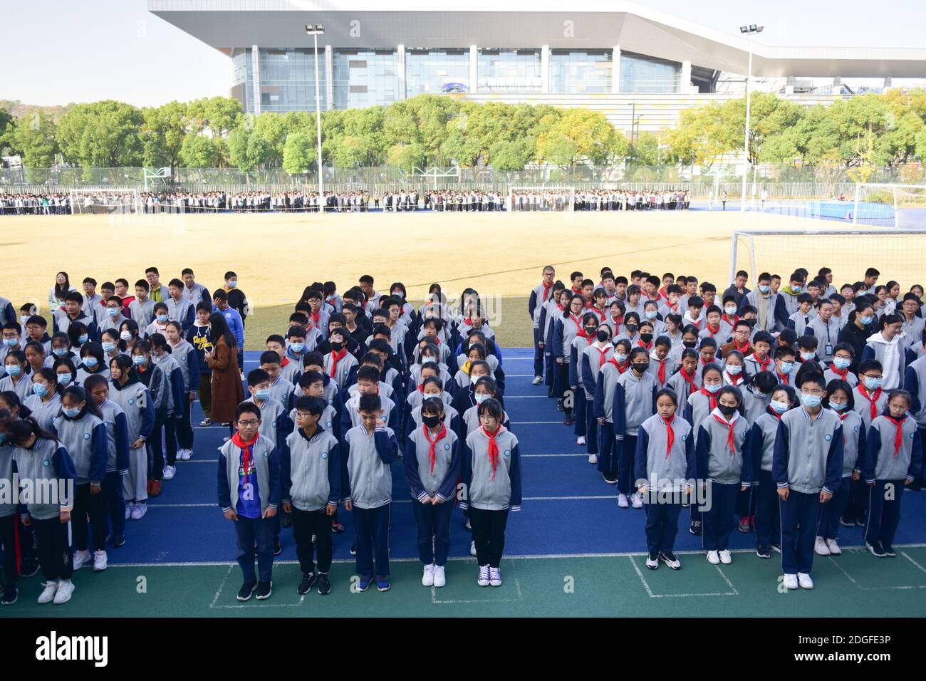 a-school-conducts-a-fire-drill-on-the-national-fire-day-to-improve-the-ability-to-deal-with-fires-in-suzhou-city-east-chinas-jiangsu-province-9-nov-2DGFE3P.jpg