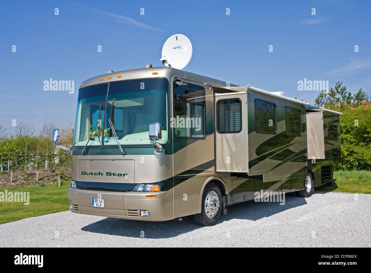american-dutch-star-by-newmar-luxury-motorhome-on-caravan-site-D7PMEX.jpg