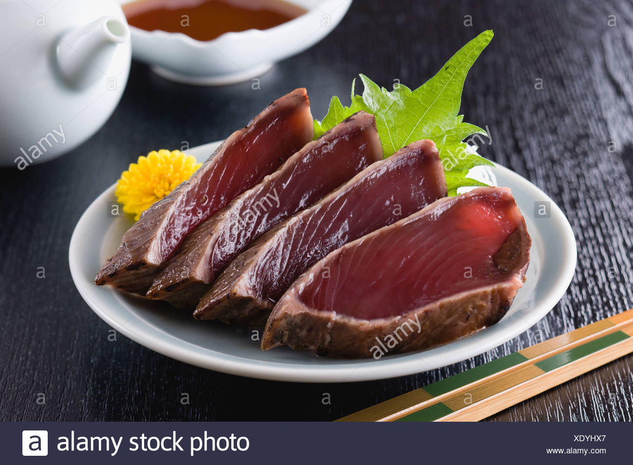 seared-bonito-sashimi-XDYHX7.jpg