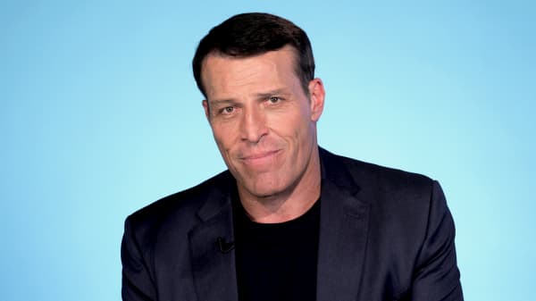 105602237-tony_robbins_2.600x337.jpg