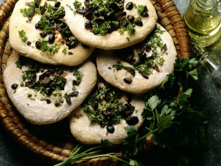 flatbread-pizza-with-olives-onion-and-parsley-553868.jpg
