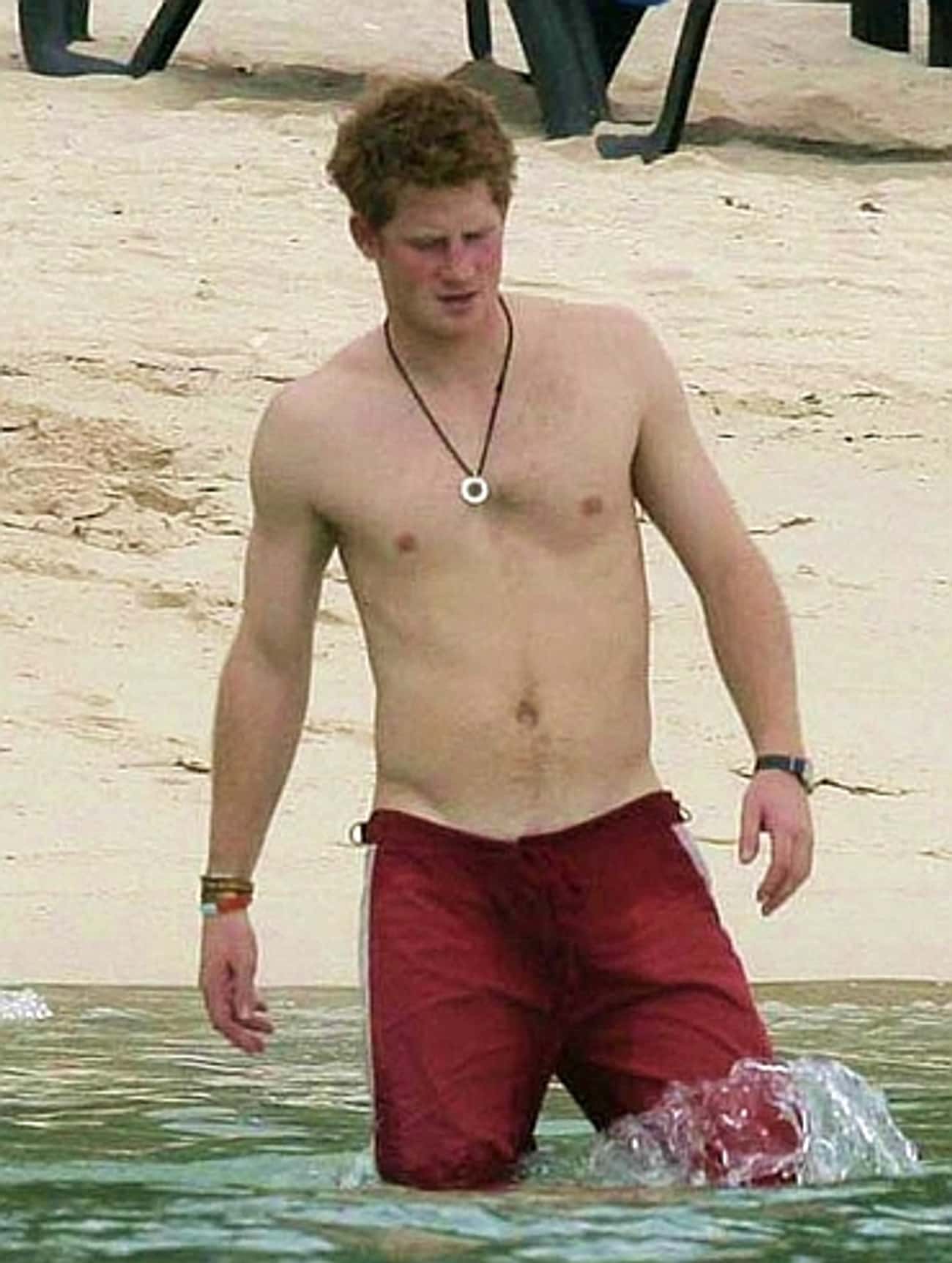 prince-harry-in-red-beach-shorts-all-people-photo-u1