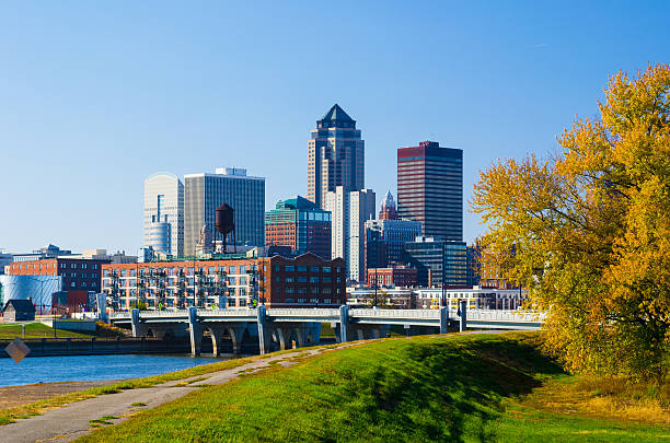 des-moines-downtown-skyline-picture-id452264385