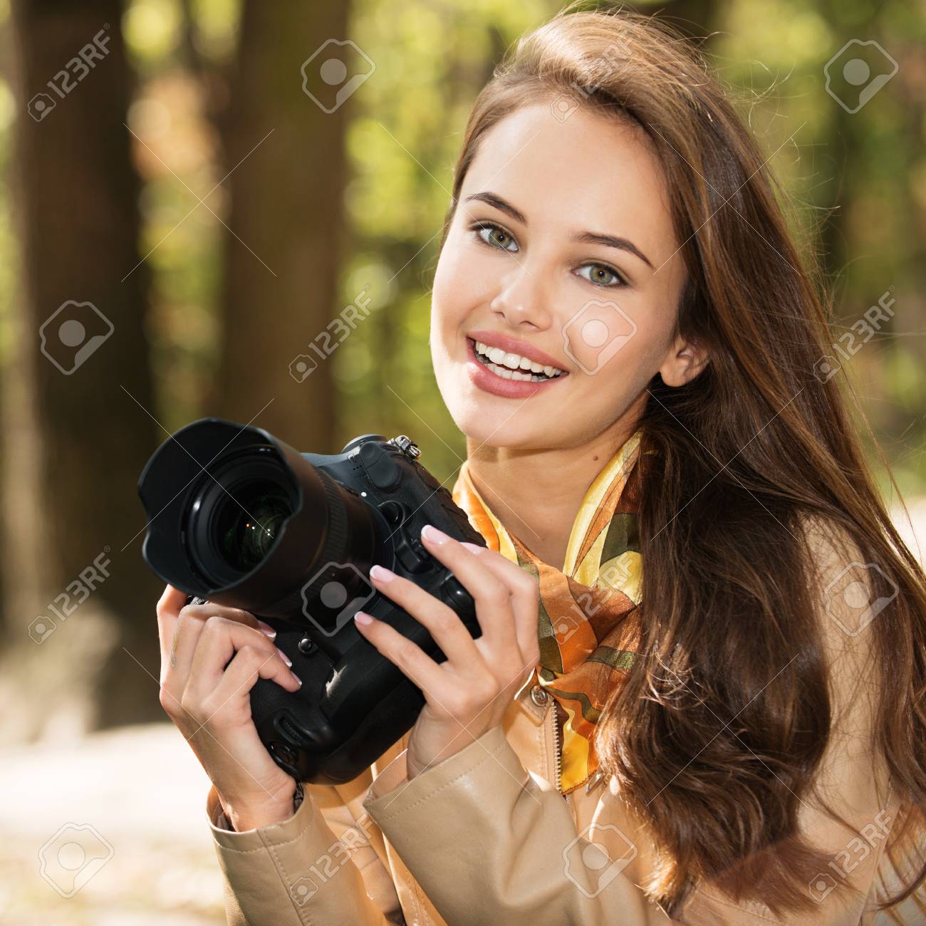 87499099-woman-is-a-professional-photographer-with-photo-camera-outdoor-young-girl-taking-photo-outdoors-with.jpg