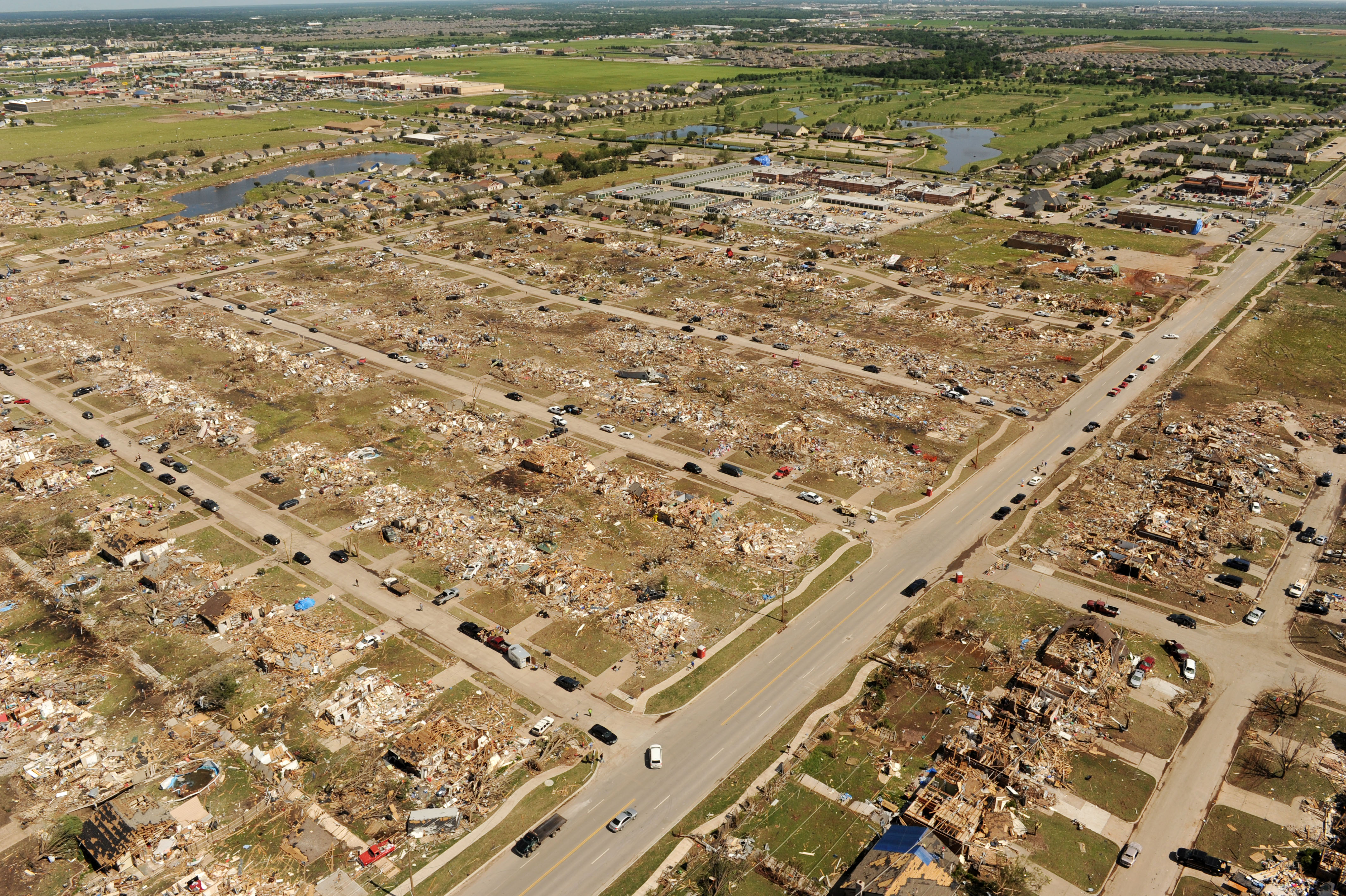 FEMA_Aerial_view_of_May_20%2C_2013_Moore%2C_Oklahoma_tornado_damage.jpg