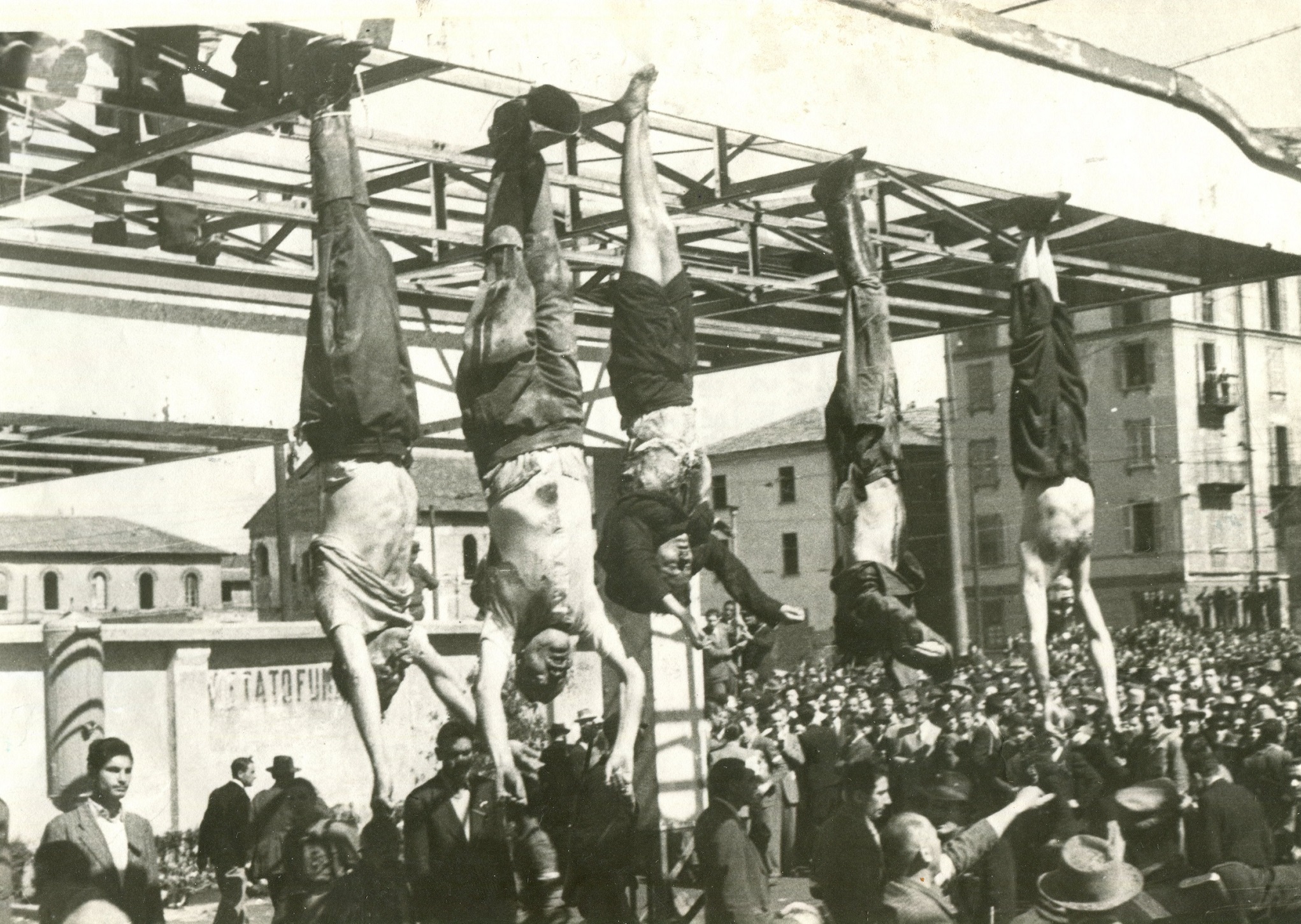 Mussolini_e_Petacci_a_Piazzale_Loreto%2C_1945.jpg