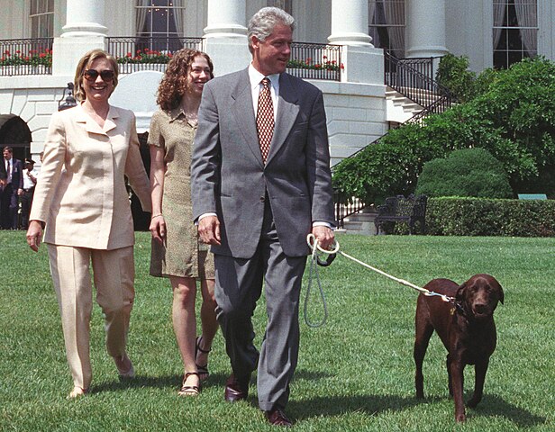 616px-President_Bill_Clinton%2C_First_Lady_Hillary_Clinton%2C_Chelsea_Clinton%2C_and_the_dog_Buddy_walking_on_the_South_Lawn_24_July_1998.jpg