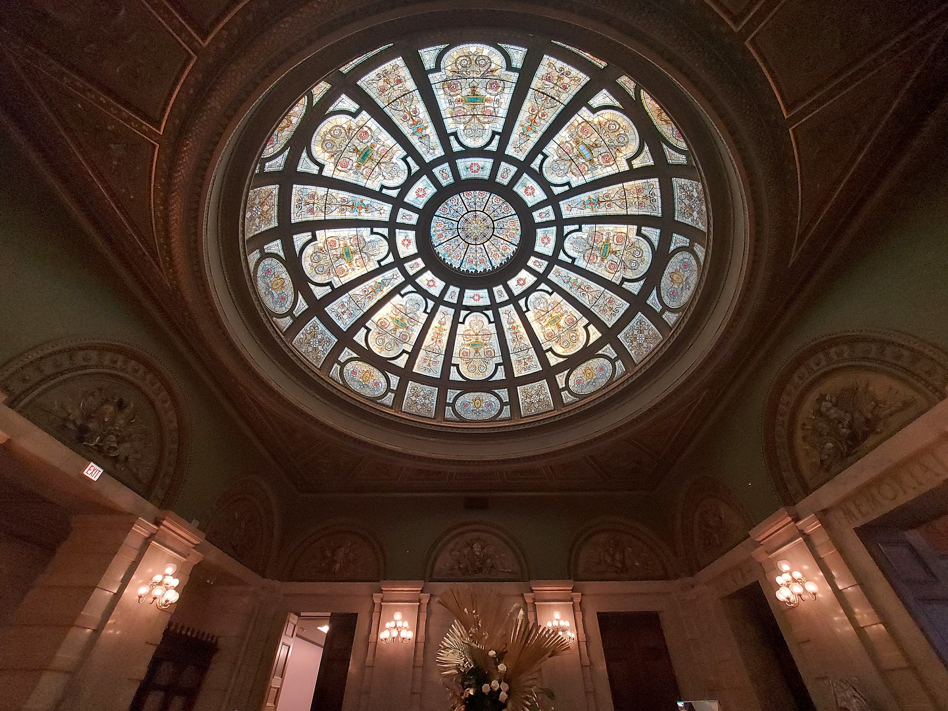 1920px-Chicago_Cultural_Center_-_Grand_Room_Rotunda_Stained_Glass_Dome.jpg