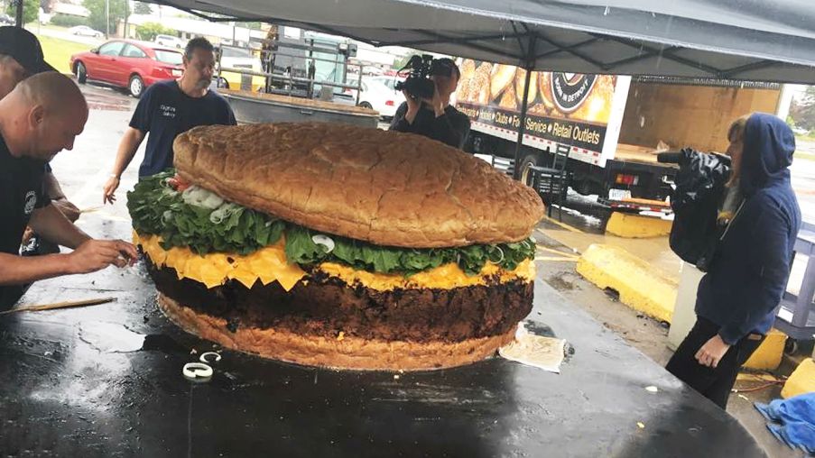 worlds-largest-burger-complete-FT-BLOG0717-897f463351be4036bc94bc18069dce6e.jpg